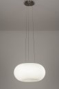 Foto 70598-1: Bijzondere, moderne hanglamp in wit glas uitgevoerd in retro stijl.