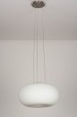 Foto 70598-3: Bijzondere, moderne hanglamp in wit glas uitgevoerd in retro stijl.
