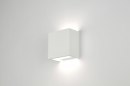 Foto 71354-1: Strakke, vierkante wandlamp in wit keramiek.