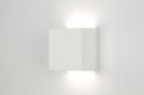 Foto 71354-2: Strakke, vierkante wandlamp in wit keramiek.