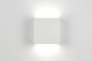 Foto 71354-3: Strakke, vierkante wandlamp in wit keramiek.