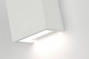 Foto 71354-7: Strakke, vierkante wandlamp in wit keramiek.