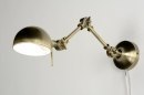 Foto 71597-1: Mooie wandlamp, uitgevoerd in een antieke messing kleur.