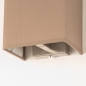 Foto 71805-11: Mooie, strakke wandlamp uitgevoerd met een taupe-kleurige kap in een rechthoekige vorm.