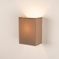 Foto 71805-2: Mooie, strakke wandlamp uitgevoerd met een taupe-kleurige kap in een rechthoekige vorm.