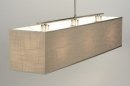 Foto 71813-10: Moderne, strakke hanglamp voorzien van een rechthoekige, stoffen kap uitgevoerd in een taupe kleur. 