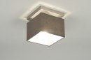 Foto 71821-1: Moderne, vierkante plafondlamp voorzien van een stoffen kap in grijze stof.