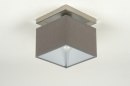 Foto 71821-5: Moderne, vierkante plafondlamp voorzien van een stoffen kap in grijze stof.