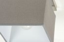 Foto 71821-7: Moderne, vierkante plafondlamp voorzien van een stoffen kap in grijze stof.