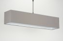 Foto 71824-12: Moderne, strakke hanglamp voorzien van een rechthoekige, stoffen kap in grijze kleur.