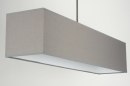 Foto 71824-14: Moderne, strakke hanglamp voorzien van een rechthoekige, stoffen kap in grijze kleur.