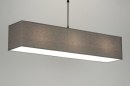 Foto 71824-8: Moderne, strakke hanglamp voorzien van een rechthoekige, stoffen kap in grijze kleur.