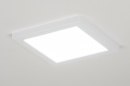 Foto 72743-2: Platte, vierkante led plafondlamp van slechts 1,8cm dik en een doorsnede van 22cm voorzien van een volwaardig vermogen. 