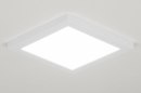Foto 72743-4: Platte, vierkante led plafondlamp van slechts 1,8cm dik en een doorsnede van 22cm voorzien van een volwaardig vermogen. 
