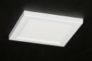 Foto 72743-5: Platte, vierkante led plafondlamp van slechts 1,8cm dik en een doorsnede van 22cm voorzien van een volwaardig vermogen. 