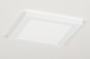 Foto 72743-6: Platte, vierkante led plafondlamp van slechts 1,8cm dik en een doorsnede van 22cm voorzien van een volwaardig vermogen. 