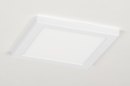 Foto 72743-6: Platte, vierkante led plafondlamp van slechts 1,8cm dik en een doorsnede van 22cm voorzien van een volwaardig vermogen. 