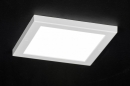 Foto 72743-9: Platte, vierkante led plafondlamp van slechts 1,8cm dik en een doorsnede van 22cm voorzien van een volwaardig vermogen. 