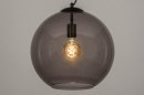 Foto 72944-12 anders: Grote hanglamp met bol van rookglas aan zwart snoer