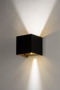 Foto 73090-15 schuinaanzicht: Strakke, mat zwarte, led wandlamp met goudkleurige binnenkant voorzien van led.
