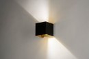 Foto 73090-17 schuinaanzicht: Strakke, mat zwarte, led wandlamp met goudkleurige binnenkant voorzien van led.
