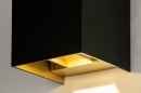 Foto 73090-21 detailfoto: Strakke, mat zwarte, led wandlamp met goudkleurige binnenkant voorzien van led.
