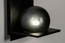 Foto 73111-10: Zwarte moderne wandlamp met bol van rookglas