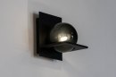 Foto 73111-12: Zwarte moderne wandlamp met bol van rookglas