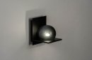 Foto 73111-13: Zwarte moderne wandlamp met bol van rookglas