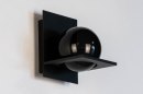 Foto 73111-14: Zwarte moderne wandlamp met bol van rookglas