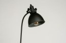 Foto 73289-5 schuinaanzicht: Zwarte staande lamp met een retro design 