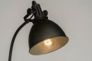 Foto 73289-6 detailfoto: Zwarte staande lamp met een retro design 