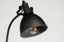 Foto 73289-7 detailfoto: Zwarte staande lamp met een retro design 