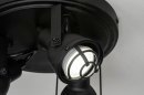 Foto 73290-6 detailfoto: Plafondlamp voorzien van drie spots uitgevoerd in mat zwarte kleur.