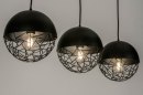 Foto 73402-3 schuinaanzicht: Hanglamp met drie zwarte bollen met draadlamp effect