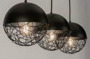 Foto 73402-4 schuinaanzicht: Hanglamp met drie zwarte bollen met draadlamp effect