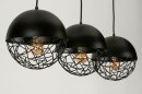 Foto 73402-8 schuinaanzicht: Hanglamp met drie zwarte bollen met draadlamp effect