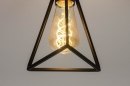 Foto 73418-8: Minimalistische plafondlamp in driehoekvorm uitgevoerd in een mat zwarte kleur , geschikt voor led.