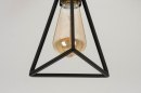 Foto 73418-9: Minimalistische plafondlamp in driehoekvorm uitgevoerd in een mat zwarte kleur , geschikt voor led.