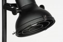 Foto 73425-10 detailfoto: Stoere zwarte staande lamp met twee industriële kappen