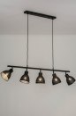 Foto 73426-1 schuinaanzicht: Trendy, industriële hanglamp voorzien van vijf richtbare kappen, uitgevoerd in een mat zwarte kleur.