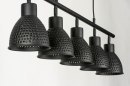 Foto 73426-10 schuinaanzicht: Trendy, industriële hanglamp voorzien van vijf richtbare kappen, uitgevoerd in een mat zwarte kleur.