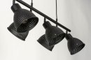 Foto 73426-11 schuinaanzicht: Trendy, industriële hanglamp voorzien van vijf richtbare kappen, uitgevoerd in een mat zwarte kleur.