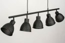 Foto 73426-12 schuinaanzicht: Trendy, industriële hanglamp voorzien van vijf richtbare kappen, uitgevoerd in een mat zwarte kleur.