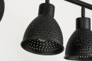 Foto 73426-14 detailfoto: Trendy, industriële hanglamp voorzien van vijf richtbare kappen, uitgevoerd in een mat zwarte kleur.