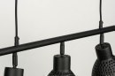 Foto 73426-15 detailfoto: Trendy, industriële hanglamp voorzien van vijf richtbare kappen, uitgevoerd in een mat zwarte kleur.