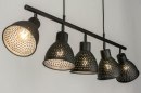 Foto 73426-17 schuinaanzicht: Trendy, industriële hanglamp voorzien van vijf richtbare kappen, uitgevoerd in een mat zwarte kleur.