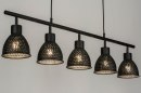 Foto 73426-4 schuinaanzicht: Trendy, industriële hanglamp voorzien van vijf richtbare kappen, uitgevoerd in een mat zwarte kleur.