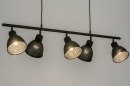 Foto 73426-5 schuinaanzicht: Trendy, industriële hanglamp voorzien van vijf richtbare kappen, uitgevoerd in een mat zwarte kleur.