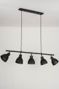 Foto 73426-8 schuinaanzicht: Trendy, industriële hanglamp voorzien van vijf richtbare kappen, uitgevoerd in een mat zwarte kleur.